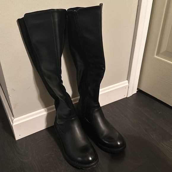 Tall leather boots - Picture 2 of 4